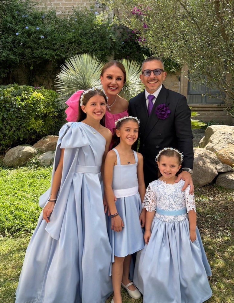 La Dra. Ligia Arechavala con su esposo y sus tres hijas