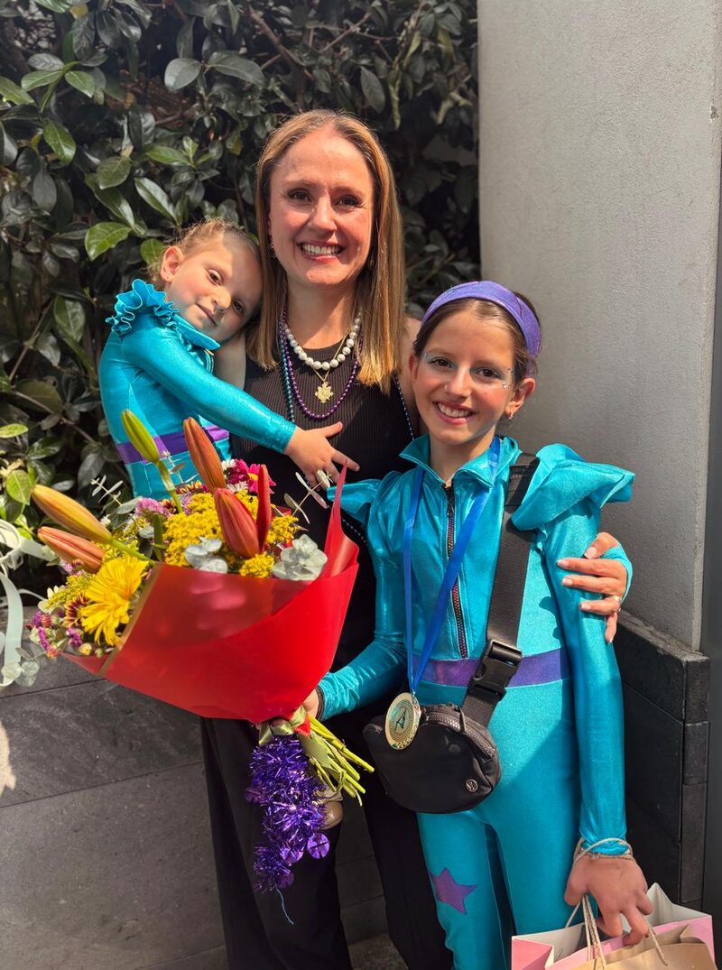 La Dra. Ligia Arechavala con sus hijas después de una competencia de gimnasia
