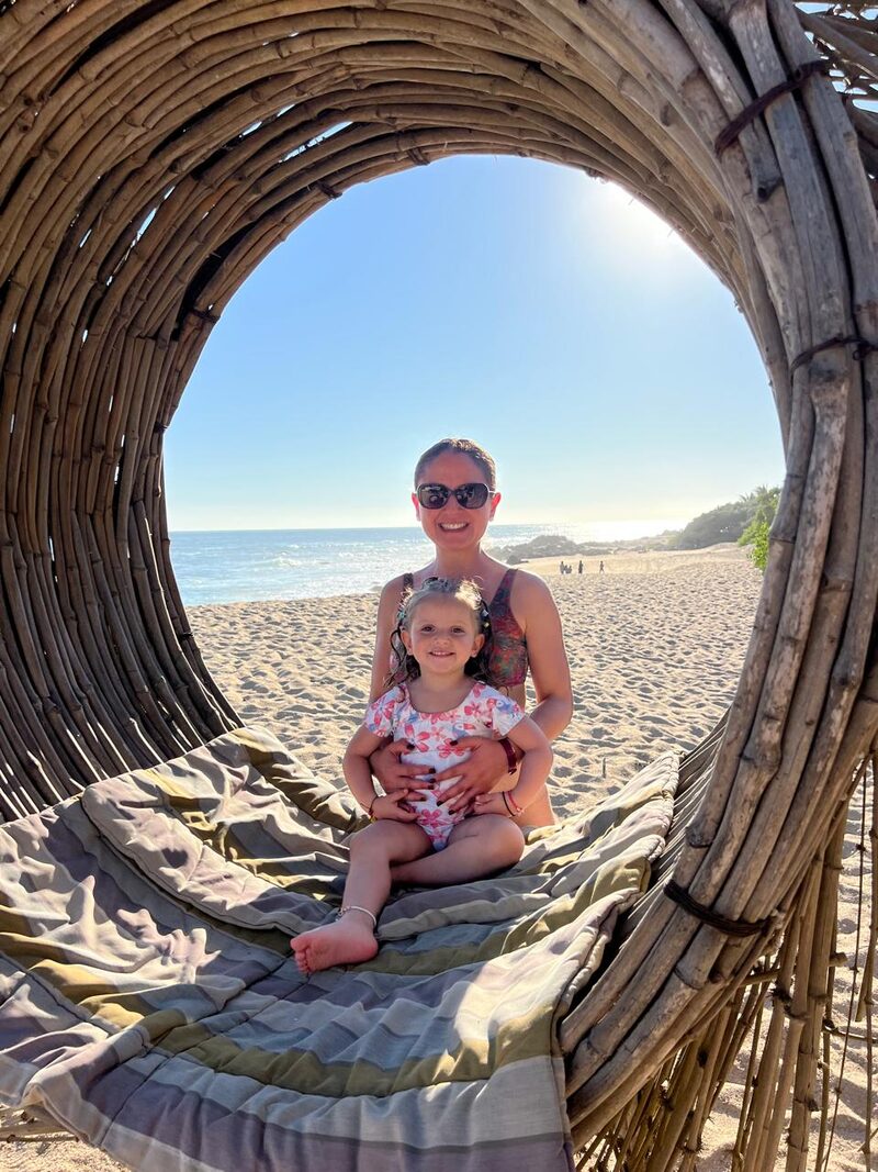 La Dra. Ligia Arechavala con una de sus hijas en la playa